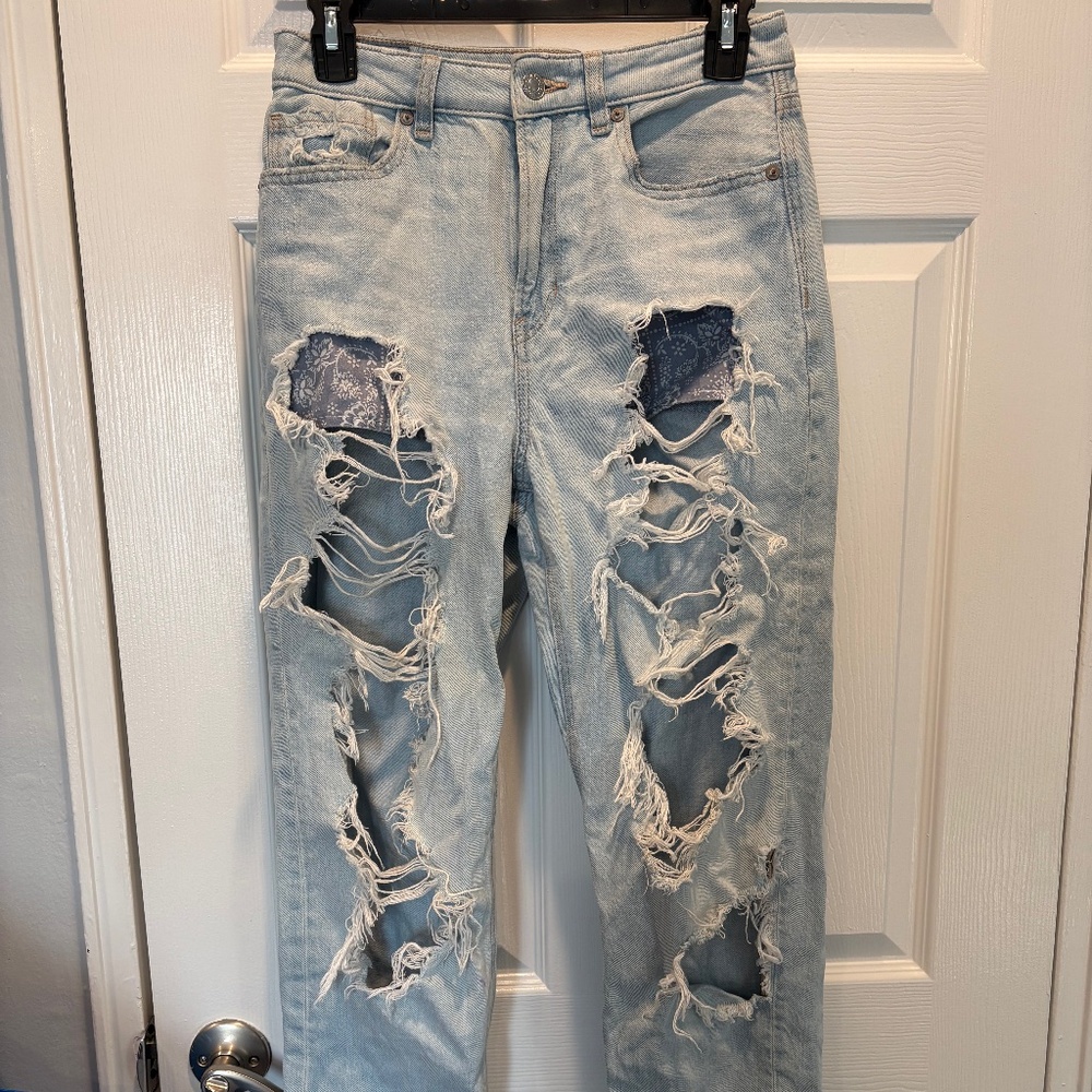American Eagle Light Washed Ripped jeans